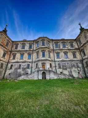 Pidhirtsi Şatosu, gerçek bir mimari mücevher, Ukrayna kırsalının ortasında gururla duruyor. Çarpıcı Rönesans ve Barok tasarımı ile kale, tarih ve güzelliğin büyüleyici bir karışımı.