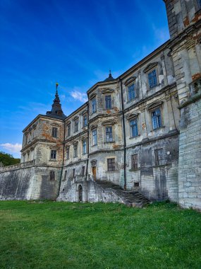 Pidhirtsi Şatosu, gerçek bir mimari mücevher, Ukrayna kırsalının ortasında gururla duruyor. Çarpıcı Rönesans ve Barok tasarımı ile kale, tarih ve güzelliğin büyüleyici bir karışımı.