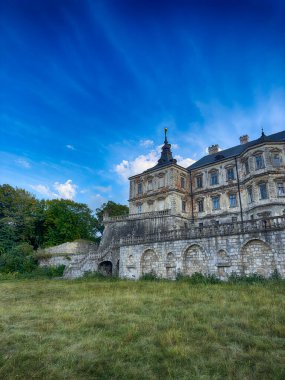 Pidhirtsi Şatosu, gerçek bir mimari mücevher, Ukrayna kırsalının ortasında gururla duruyor. Çarpıcı Rönesans ve Barok tasarımı ile kale, tarih ve güzelliğin büyüleyici bir karışımı.