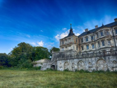 Pidhirtsi Şatosu, gerçek bir mimari mücevher, Ukrayna kırsalının ortasında gururla duruyor. Çarpıcı Rönesans ve Barok tasarımı ile kale, tarih ve güzelliğin büyüleyici bir karışımı.