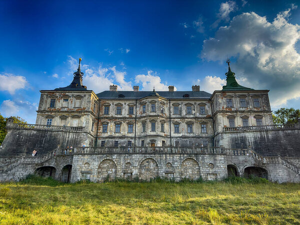 Pidhirtsi Castle, a true architectural gem, stands proudly amidst the Ukrainian countryside. With its stunning Renaissance and Baroque design, the castle is a captivating blend of history and beauty