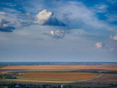 Gün batımından önce manzara mükemmel. Ilık, güneşli bir ışık ve mükemmel bulutlar güzel bir hava yarattı.