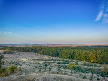 Gün batımından önce manzara mükemmel. Ilık, güneşli bir ışık ve mükemmel bulutlar güzel bir hava yarattı.