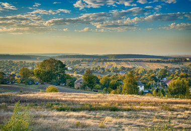 Gün batımından önce manzara mükemmel. Ilık, güneşli bir ışık ve mükemmel bulutlar güzel bir hava yarattı.