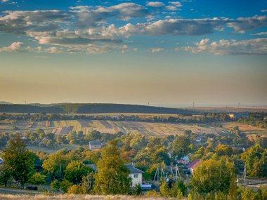 Gün batımından önce manzara mükemmel. Ilık, güneşli bir ışık ve mükemmel bulutlar güzel bir hava yarattı.