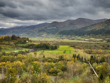 Bulutlu havada Karpat Dağları 'nın manzarası. Bahar mevsiminde hava mükemmel.
