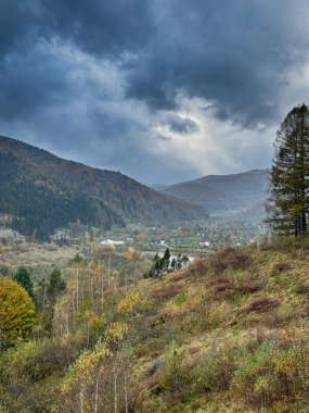 Bulutlu havada Karpat Dağları 'nın manzarası. Bahar mevsiminde hava mükemmel.