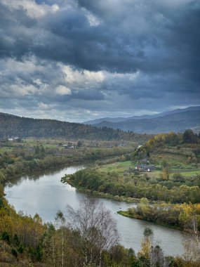 Bulutlu havada Karpat Dağları 'nın manzarası. Bahar mevsiminde hava mükemmel.