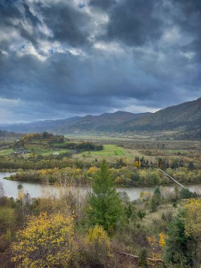 Bulutlu havada Karpat Dağları 'nın manzarası. Bahar mevsiminde hava mükemmel.