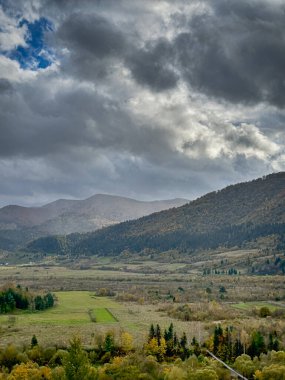 Bulutlu havada Karpat Dağları 'nın manzarası. Bahar mevsiminde hava mükemmel.