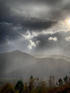 Bulutlu havada Karpat Dağları 'nın manzarası. Bahar mevsiminde hava mükemmel.