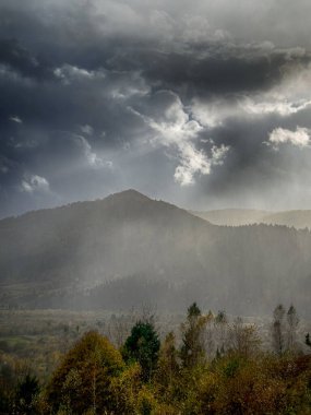 Bulutlu havada Karpat Dağları 'nın manzarası. Bahar mevsiminde hava mükemmel.