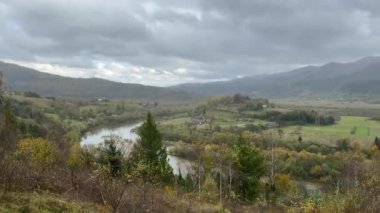 Karpatlar 'ın sonbahar mevsiminde bulutlu bir havada çekilmiş video görüntüleri.