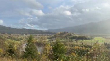 Karpatlar 'ın sonbahar mevsiminde bulutlu bir havada çekilmiş video görüntüleri.