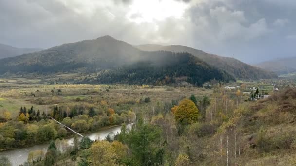 Videomaterial Der Karpaten Über Die Herbstsaison Bei Bewölktem Wetter — Stockvideo