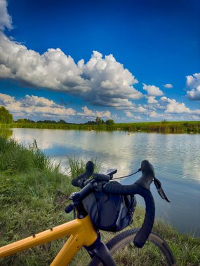 Yaz mevsiminde şehir parkında çakıl bisikleti