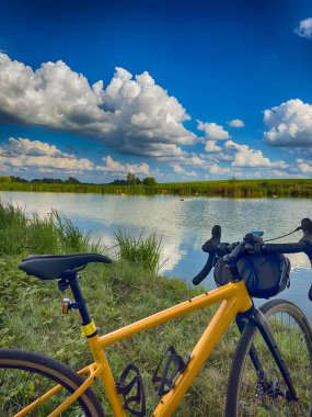 Yaz mevsiminde şehir parkında çakıl bisikleti