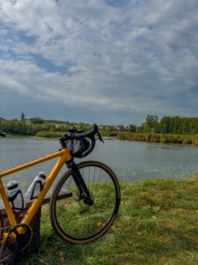 Yaz mevsiminde şehir parkında çakıl bisikleti