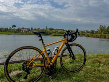 Yaz mevsiminde şehir parkında çakıl bisikleti