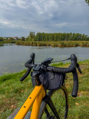 Yaz mevsiminde şehir parkında çakıl bisikleti