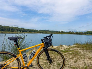 Bahar mevsiminde şehir parkında çakıl bisikleti