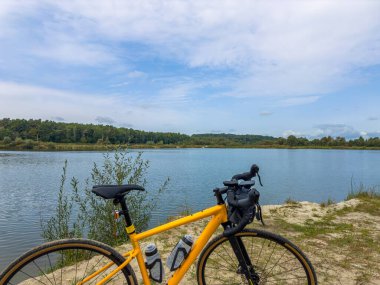 Bahar mevsiminde şehir parkında çakıl bisikleti