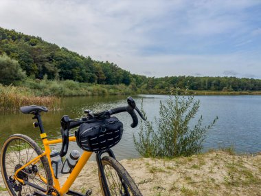 Bahar mevsiminde şehir parkında çakıl bisikleti