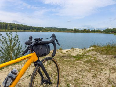 Bahar mevsiminde şehir parkında çakıl bisikleti