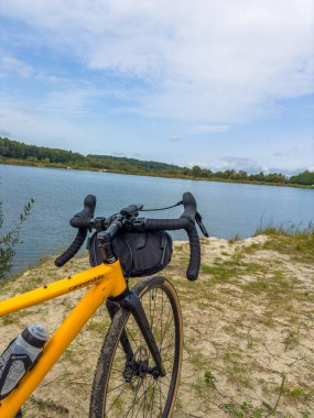 Bahar mevsiminde şehir parkında çakıl bisikleti