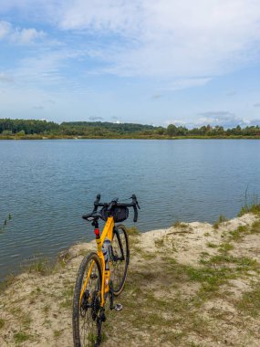 Bahar mevsiminde şehir parkında çakıl bisikleti