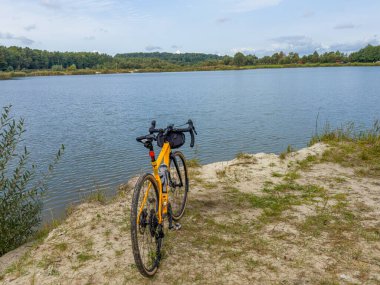 Bahar mevsiminde şehir parkında çakıl bisikleti