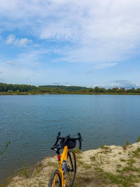 Bahar mevsiminde şehir parkında çakıl bisikleti