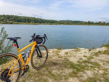 Bahar mevsiminde şehir parkında çakıl bisikleti