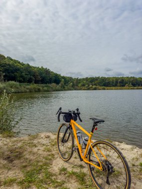 Bahar mevsiminde şehir parkında çakıl bisikleti