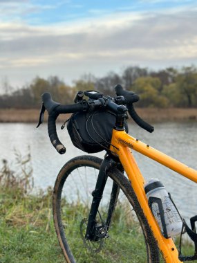 Bahar mevsiminde şehir parkında çakıl bisikleti