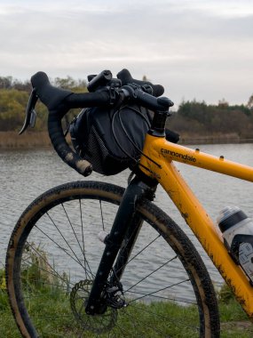 Bahar mevsiminde şehir parkında çakıl bisikleti