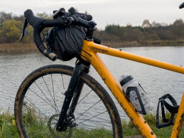 Bahar mevsiminde şehir parkında çakıl bisikleti