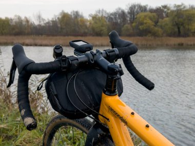 Bahar mevsiminde şehir parkında çakıl bisikleti