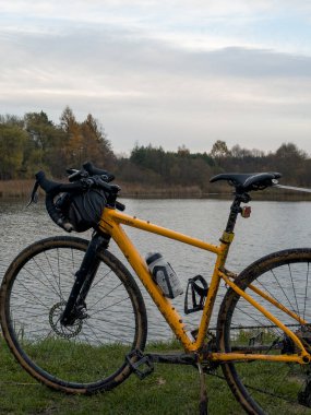 Bahar mevsiminde şehir parkında çakıl bisikleti