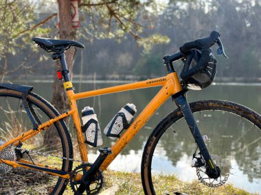 Bahar mevsiminde şehir parkında çakıl bisikleti