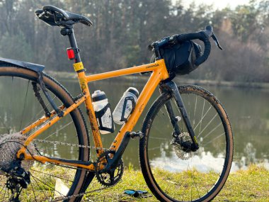 Bahar mevsiminde şehir parkında çakıl bisikleti