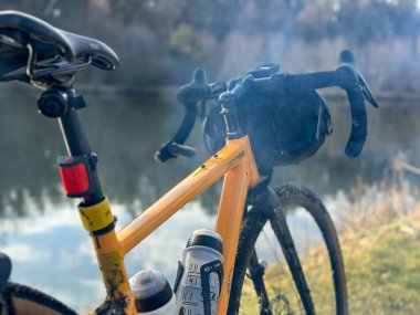 Bahar mevsiminde şehir parkında çakıl bisikleti