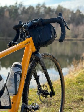 Bahar mevsiminde şehir parkında çakıl bisikleti