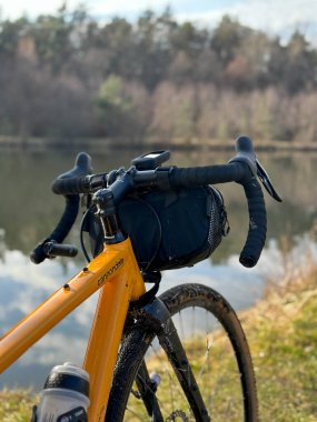 Bahar mevsiminde şehir parkında çakıl bisikleti