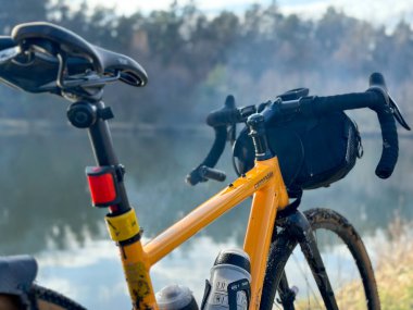 Bahar mevsiminde şehir parkında çakıl bisikleti