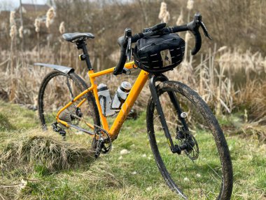 Bahar mevsiminde şehir parkında çakıl bisikleti