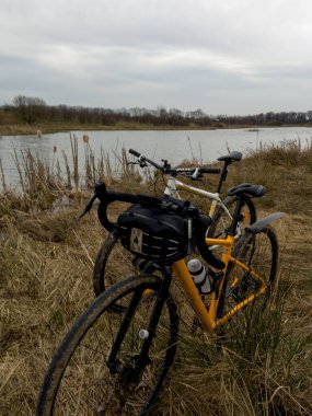 Bahar mevsiminde şehir parkında çakıl bisikleti