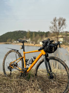 Bahar mevsiminde şehir parkında çakıl bisikleti