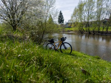 Bahar mevsiminde şehir parkında çakıl bisikleti