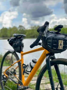 Bahar mevsiminde şehir parkında çakıl bisikleti